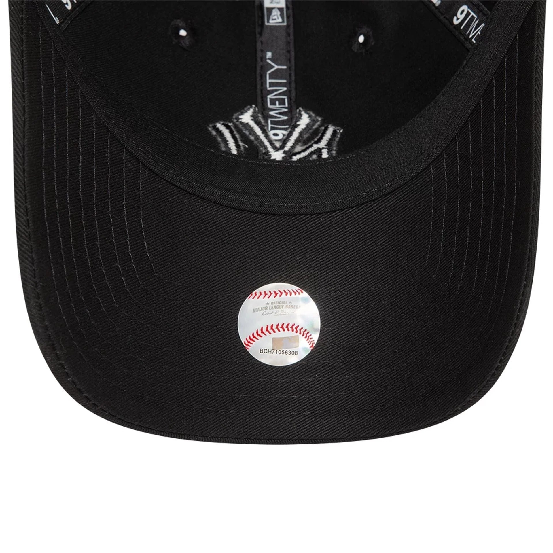New York Yankees League Essential Black On Black 9TWENTY Adjustable Cap