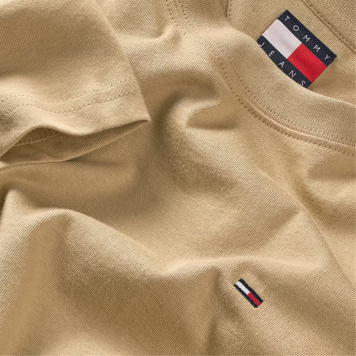 Tommy Jeans DM0DM22504AB9 Flag T-Shirt - Gentle Gold