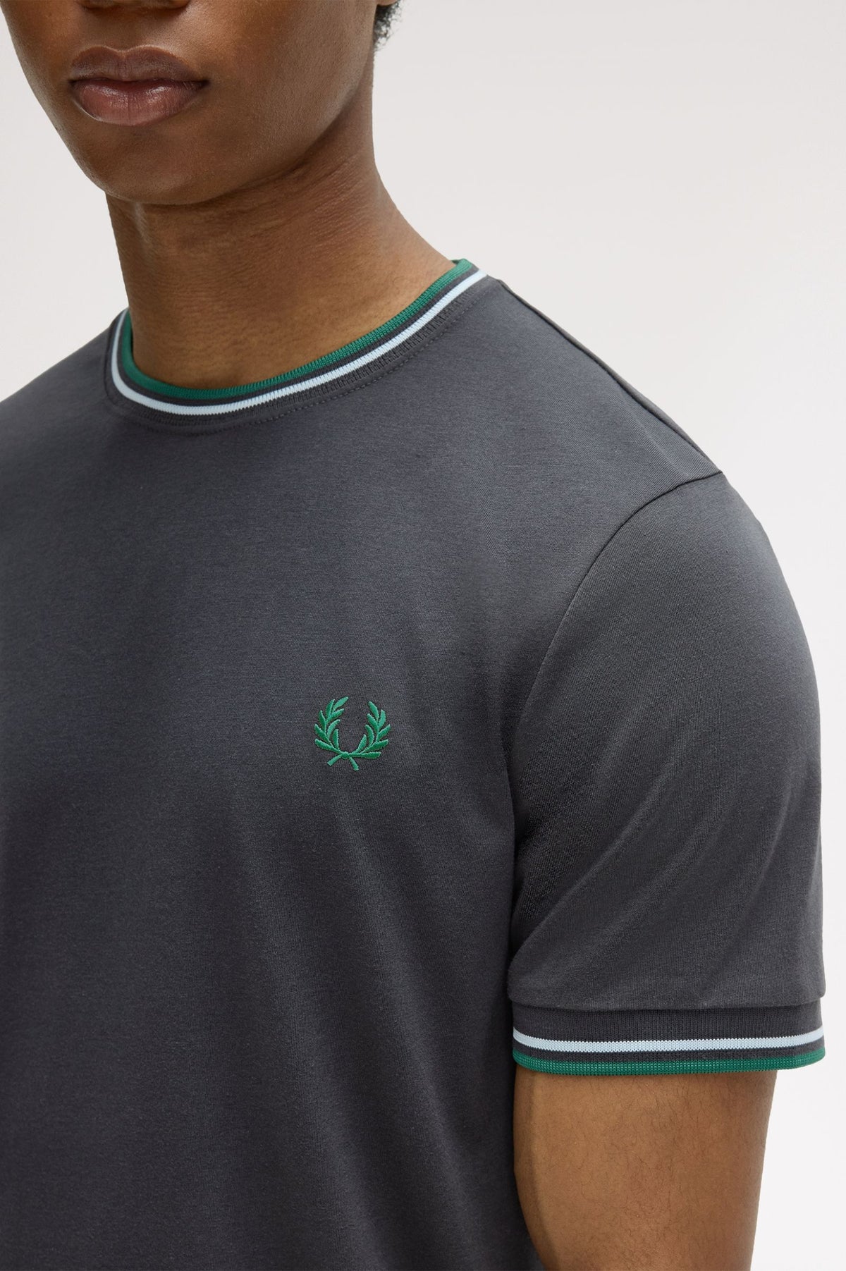 Fred Perry M1588V Twin Tipped T-Shirt 85B - ANGY/LIIC/SPGN