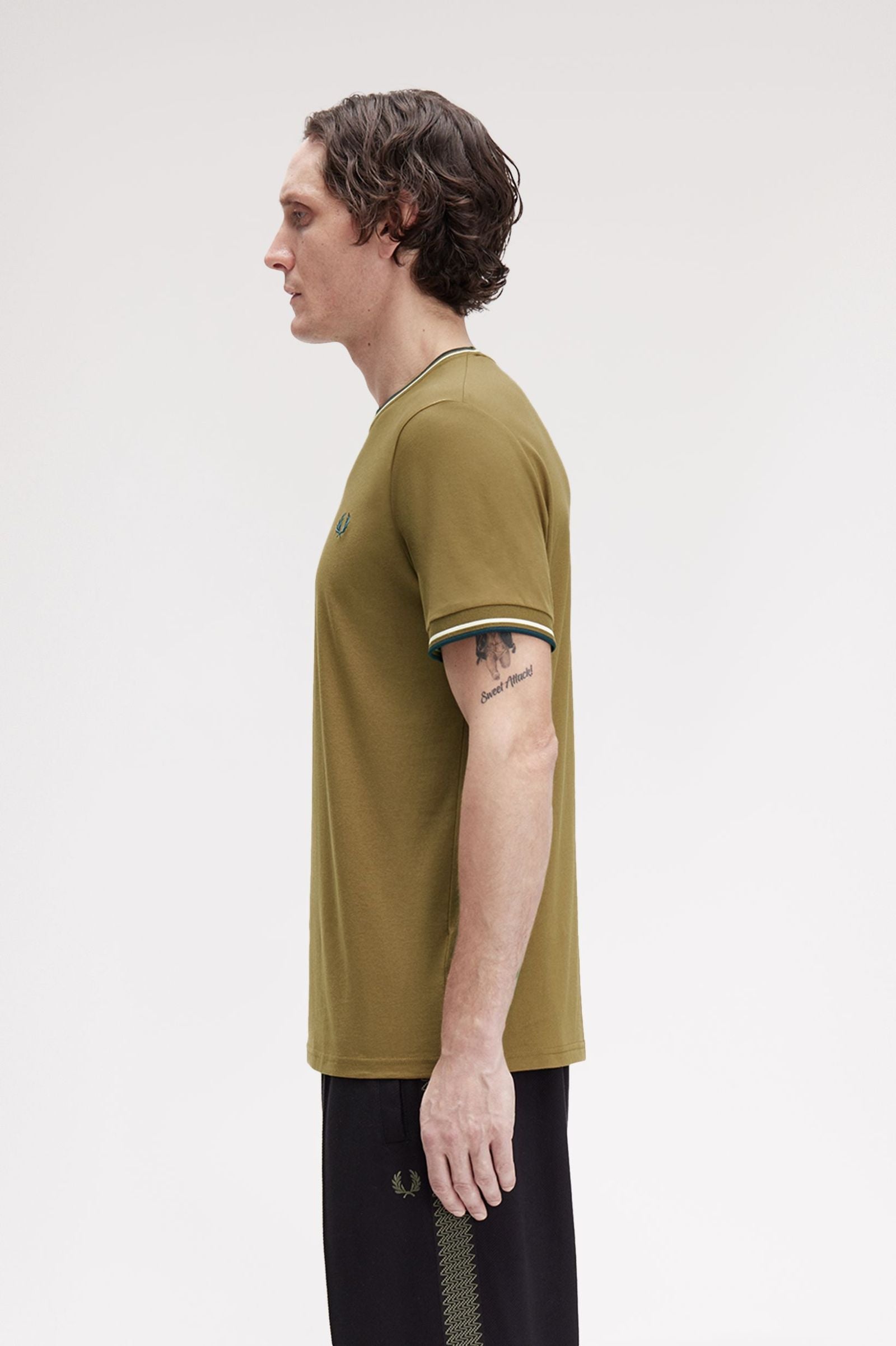 Fred Perry M1588V Twin Tipped T-Shirt Z60 Shadestone/Ecru