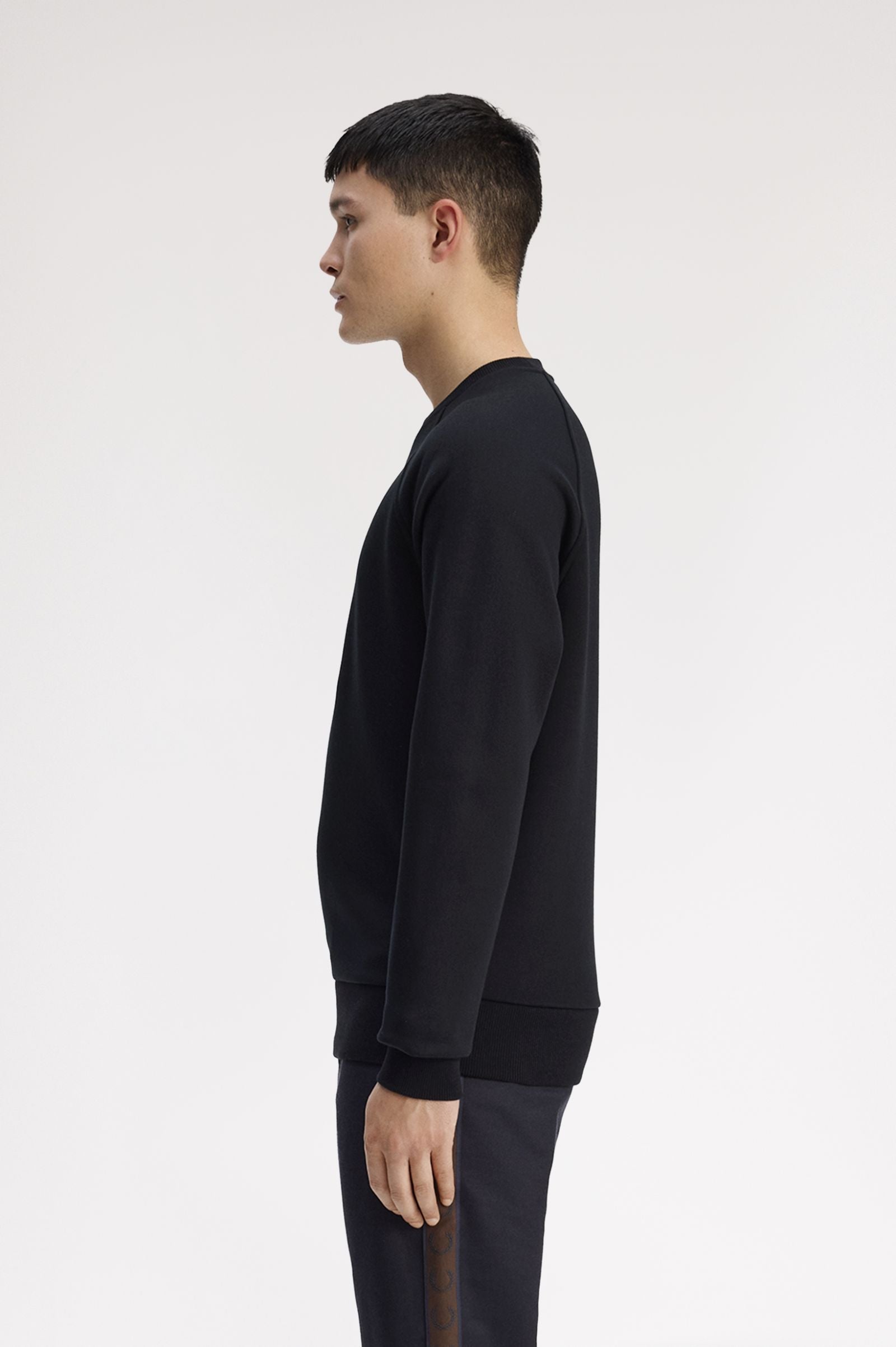 Fred Perry M1769 Outline Laurel Wreath Sweatshirt - 102 Black