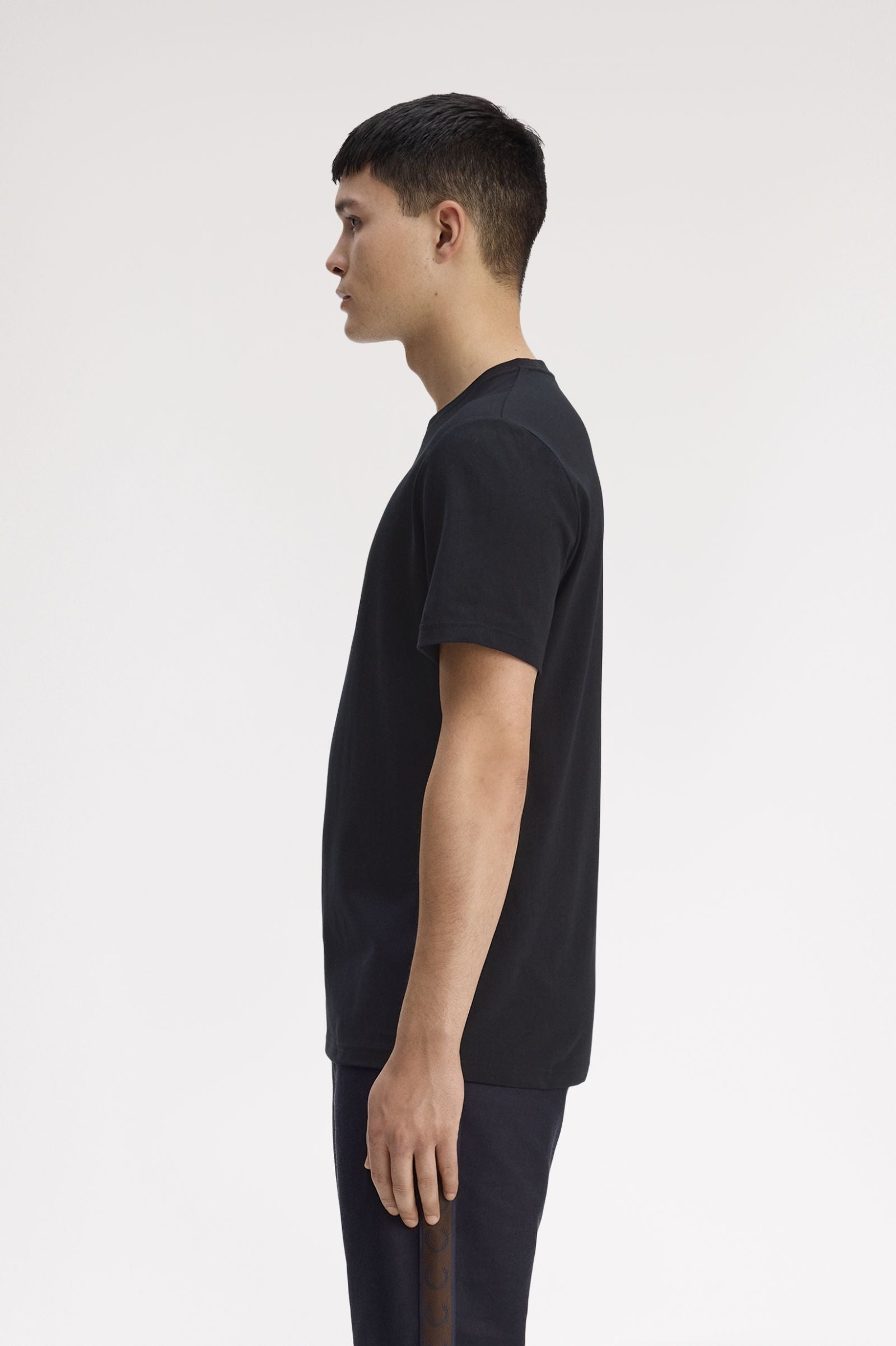 Fred Perry M1775 Outline Laurel Wreath T-Shirt - 102 Black