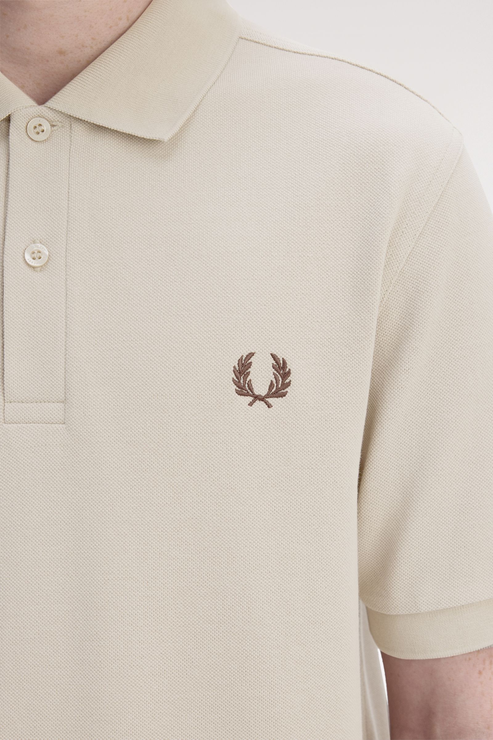 Fred Perry M6000 The Fred Perry Polo Shirt - Z87 Warm Oat/Burnt Tobacco