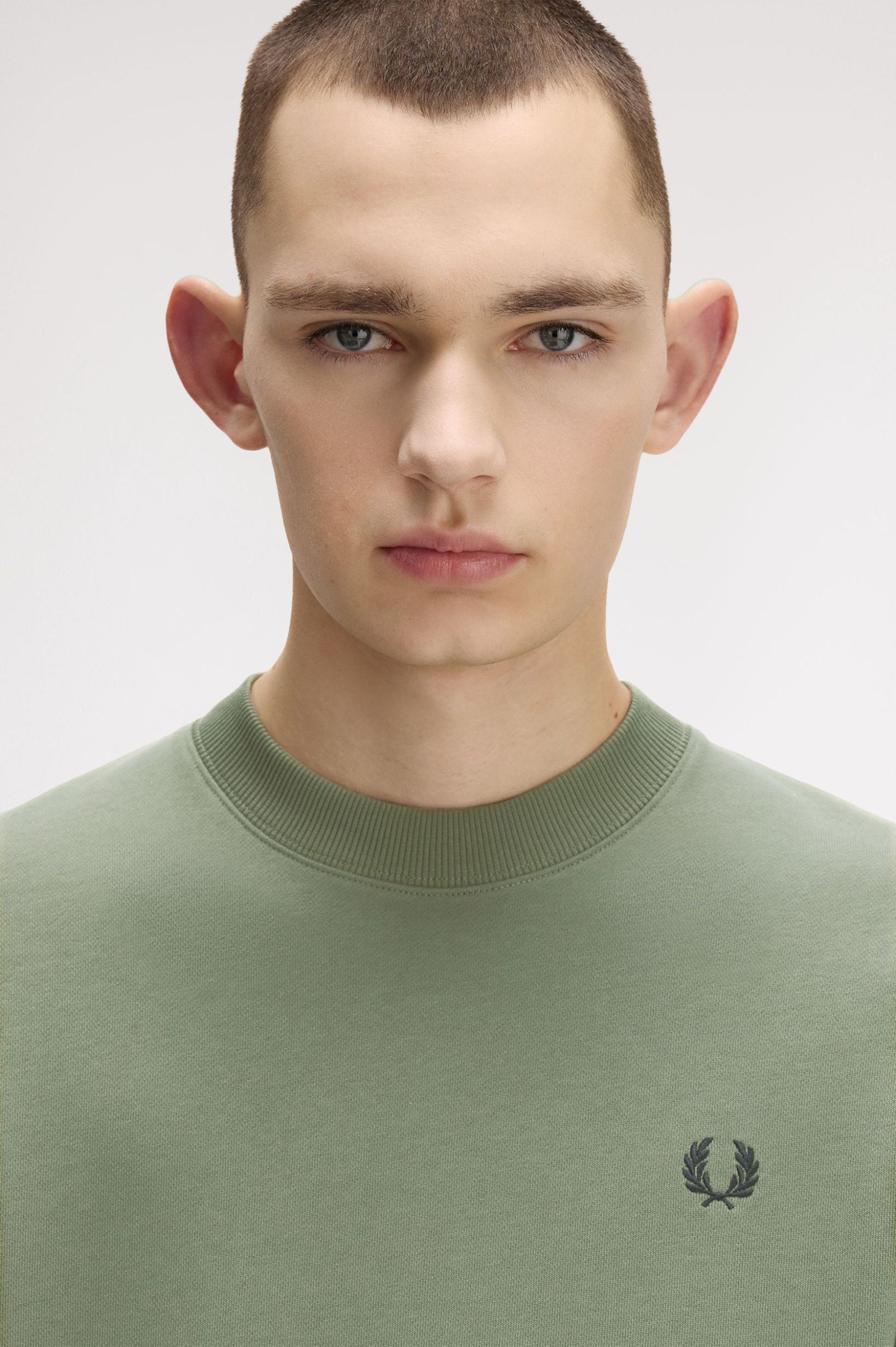 Fred Perry M7535 Crew Neck Sweatshirt - Z50 Laurel Wreath Green Black